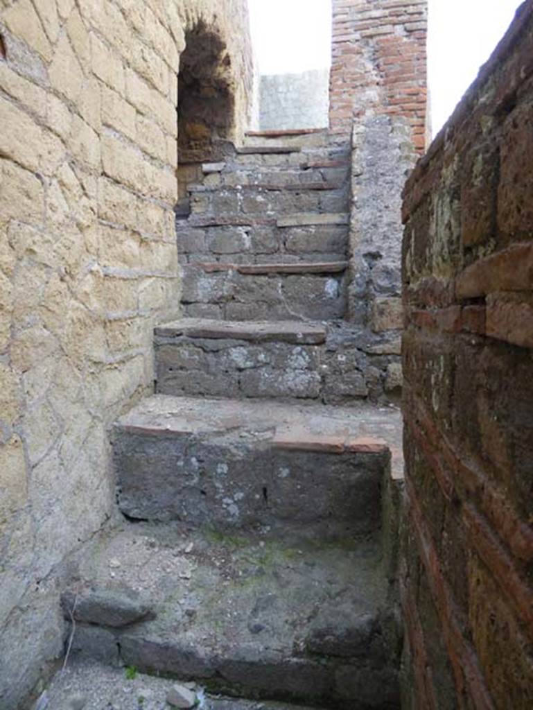 VI.10, Herculaneum, October 2014. Looking west up the steps. Photo courtesy of Michael Binns.